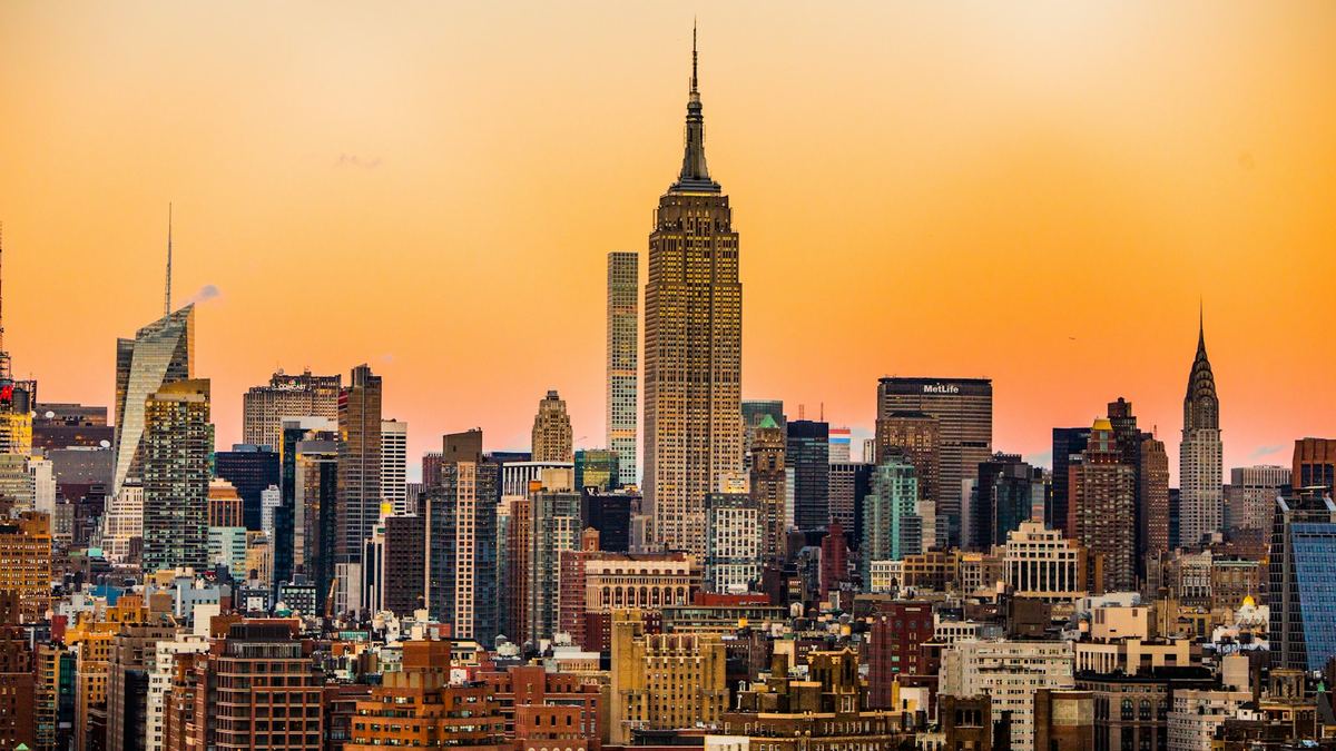 Gün batımında New York silueti ve Empire State Binası