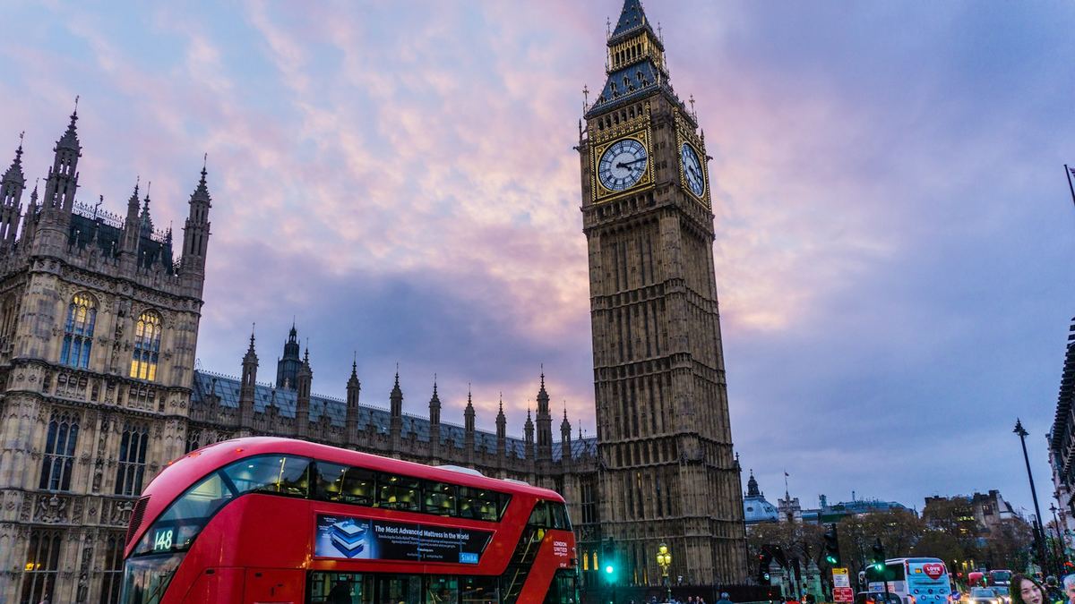 Londra'da Big Ben ve önünden geçen kırmızı otobüs